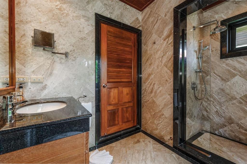 Naiharn 4br Private Pool Close To Villa